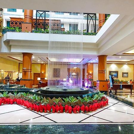 The Orchid Hotel Mumbai Vile Parle Eksteriør billede The lobby of the hotel