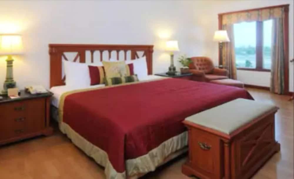 The Orchid Hotel Mumbai Vile Parle Eksteriør billede A bedroom at the hotel