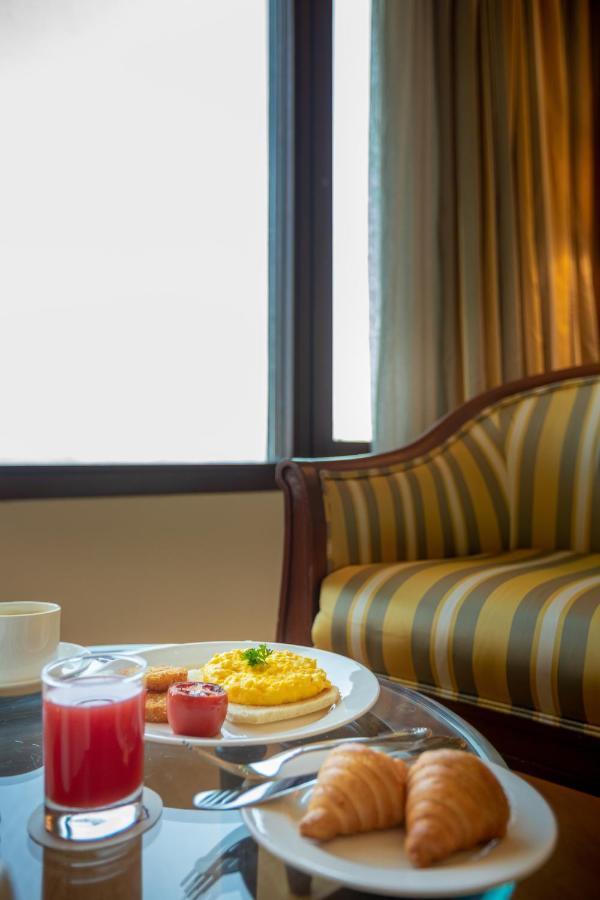 The Orchid Hotel Mumbai Vile Parle Eksteriør billede A settee