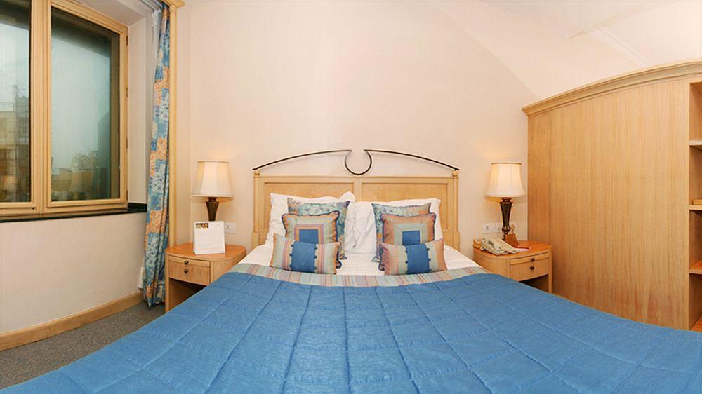 The Orchid Hotel Mumbai Vile Parle Eksteriør billede A bedroom at the hotel