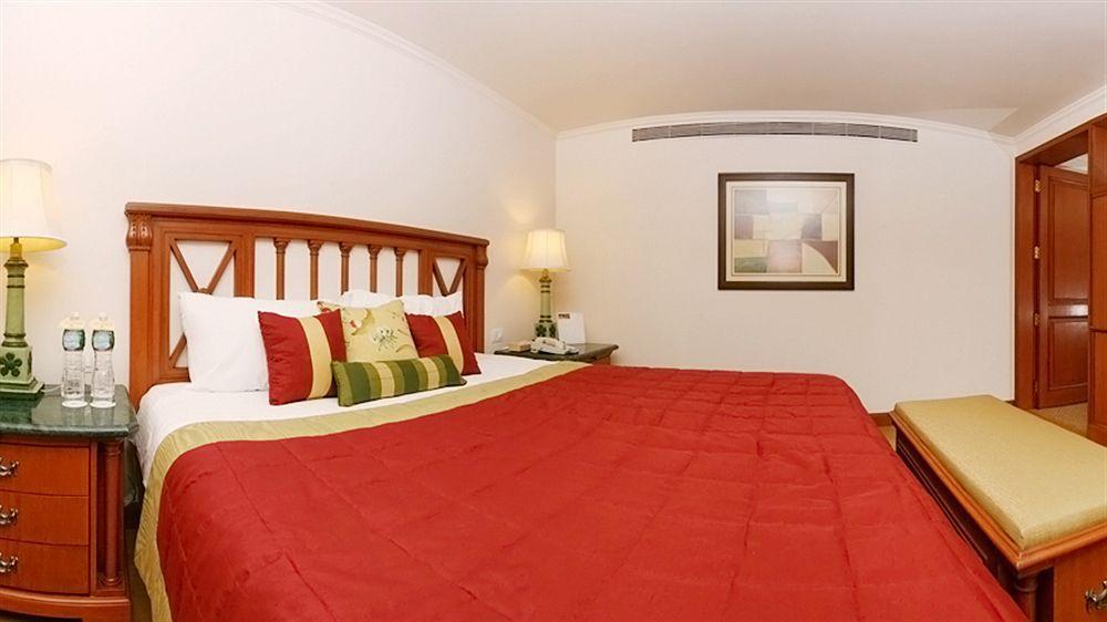 The Orchid Hotel Mumbai Vile Parle Eksteriør billede A room at the hotel