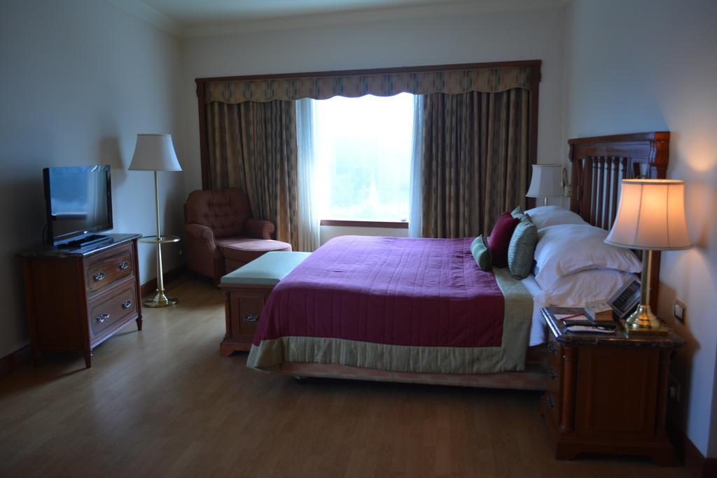 The Orchid Hotel Mumbai Vile Parle Eksteriør billede A bedroom at the Inn at the Opera
