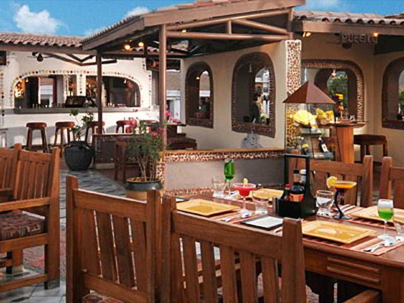 The Orchid Hotel Mumbai Vile Parle Restaurant billede A restaurant in the resort