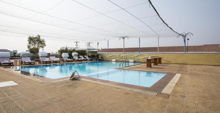 The Orchid Hotel Mumbai Vile Parle Eksteriør billede The pool at the hotel
