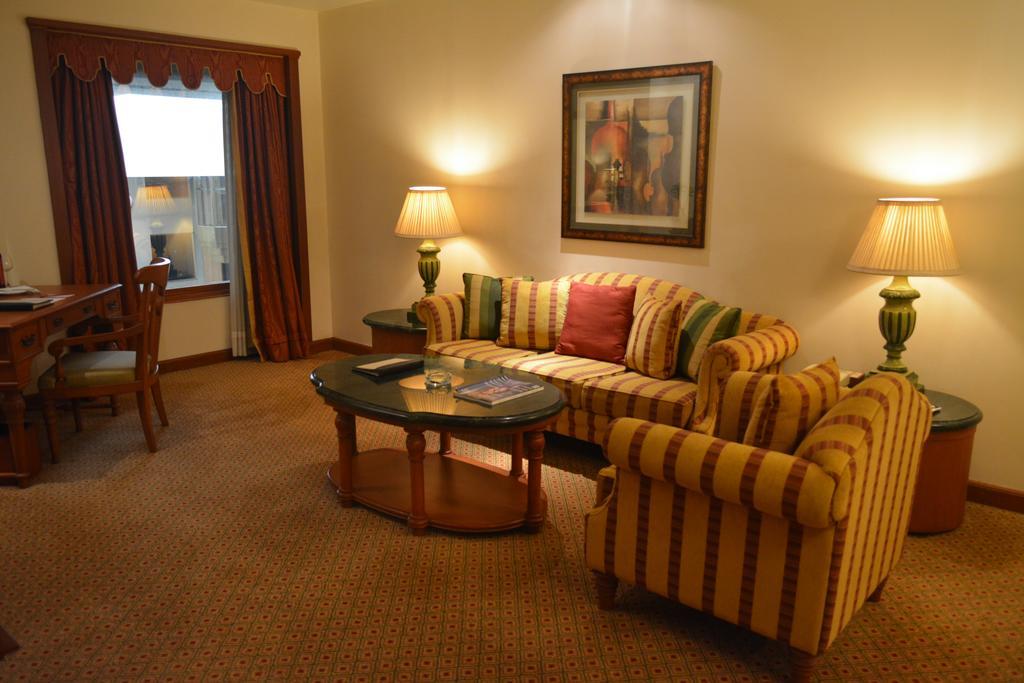 The Orchid Hotel Mumbai Vile Parle Eksteriør billede A living room at the Ritz-Carlton, Boston