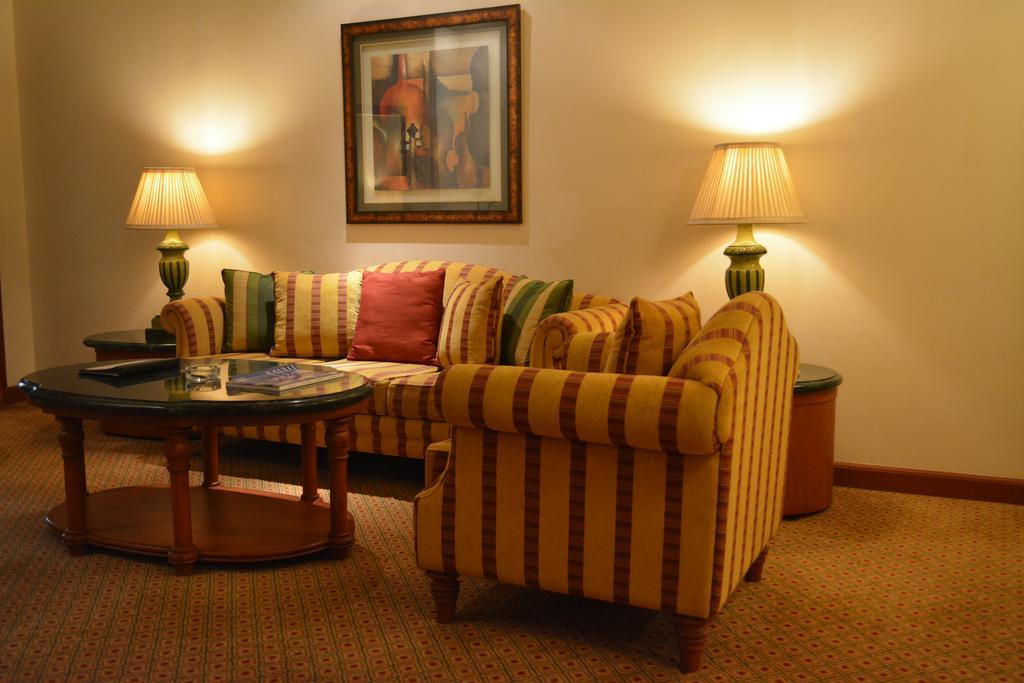 The Orchid Hotel Mumbai Vile Parle Eksteriør billede A living room with a sofa