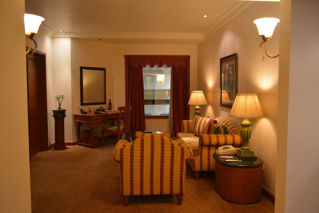 The Orchid Hotel Mumbai Vile Parle Eksteriør billede A suite at the Taj Mahal Palace