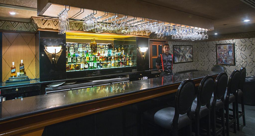 The Orchid Hotel Mumbai Vile Parle Eksteriør billede The bar at the 21 Club