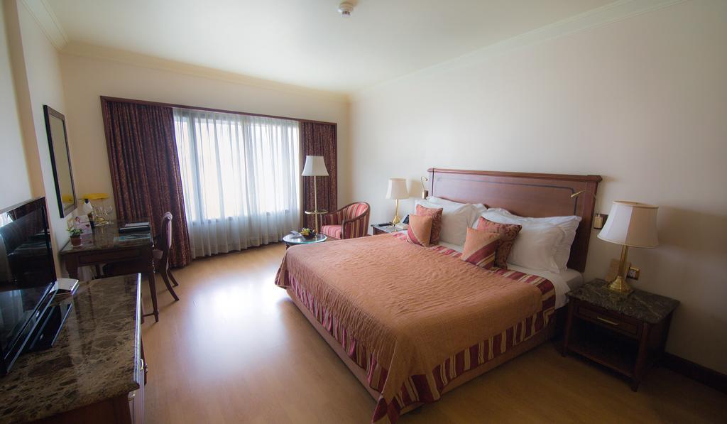 The Orchid Hotel Mumbai Vile Parle Eksteriør billede A room at the Taj Bengal