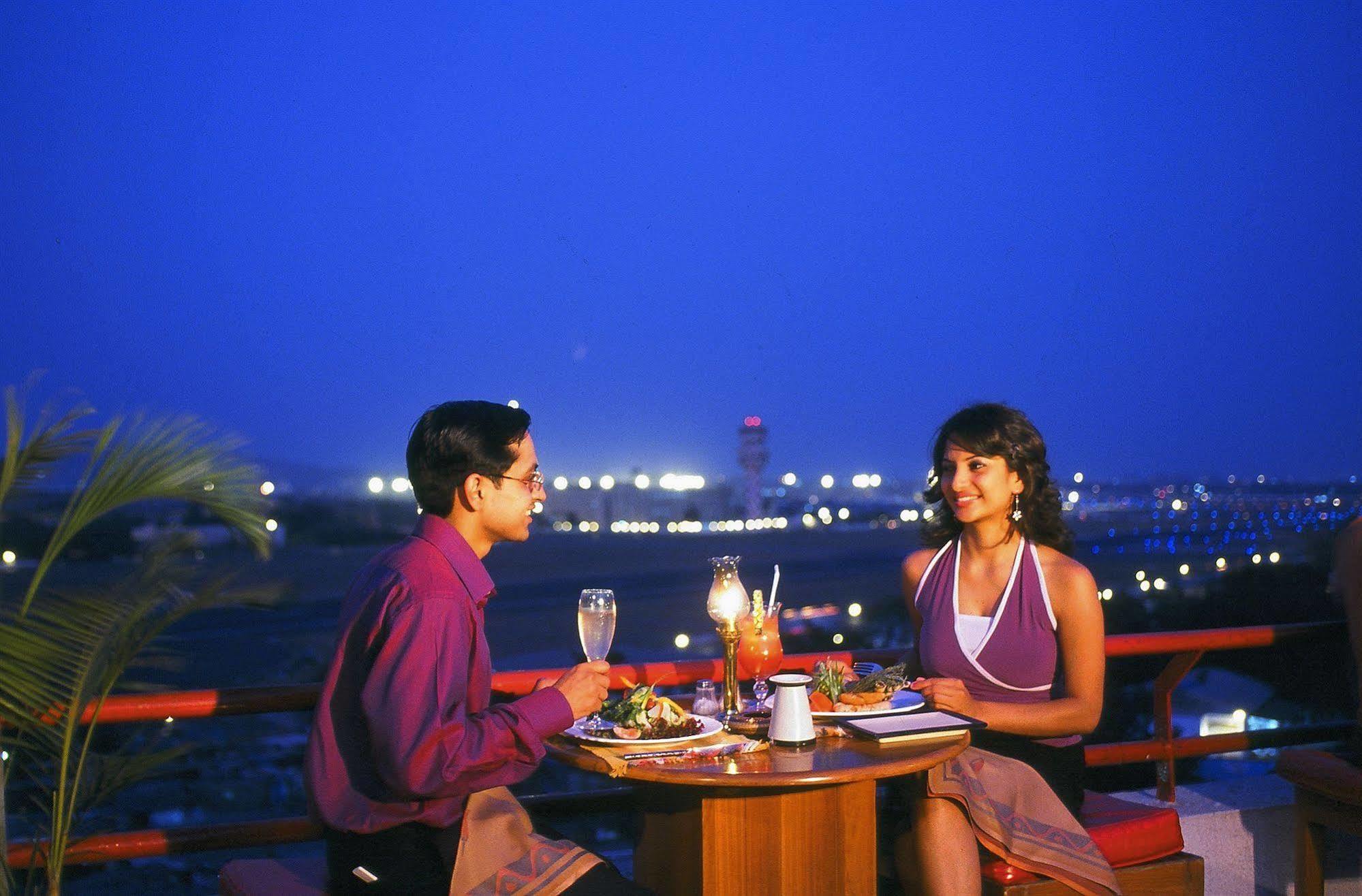 The Orchid Hotel Mumbai Vile Parle Restaurant billede A couple dining at a restaurant in India