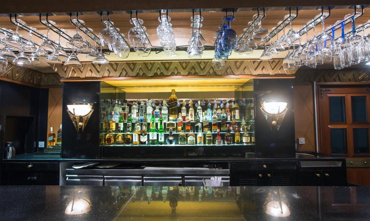 The Orchid Hotel Mumbai Vile Parle Eksteriør billede The bar at the 1905 Bar and Lounge