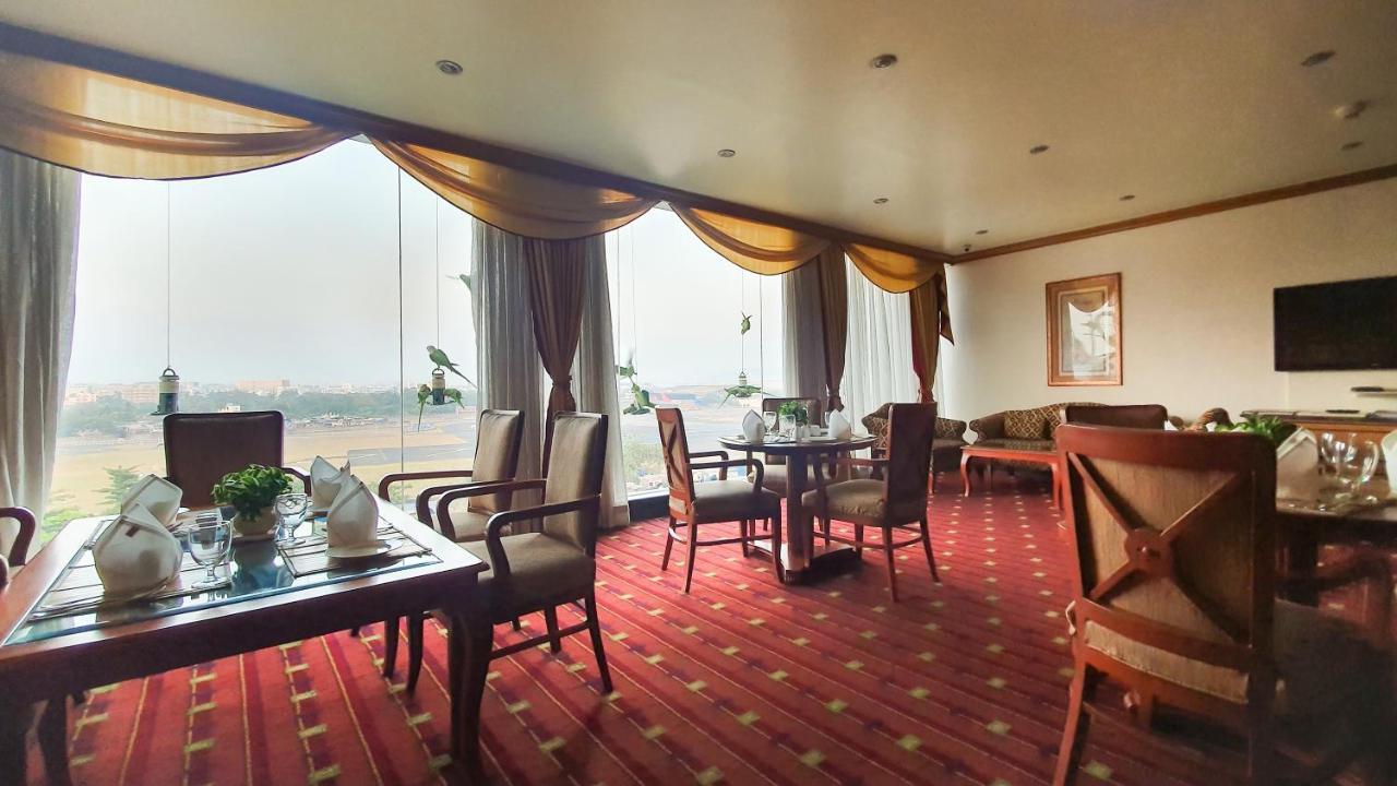 The Orchid Hotel Mumbai Vile Parle Eksteriør billede The lounge at the airport