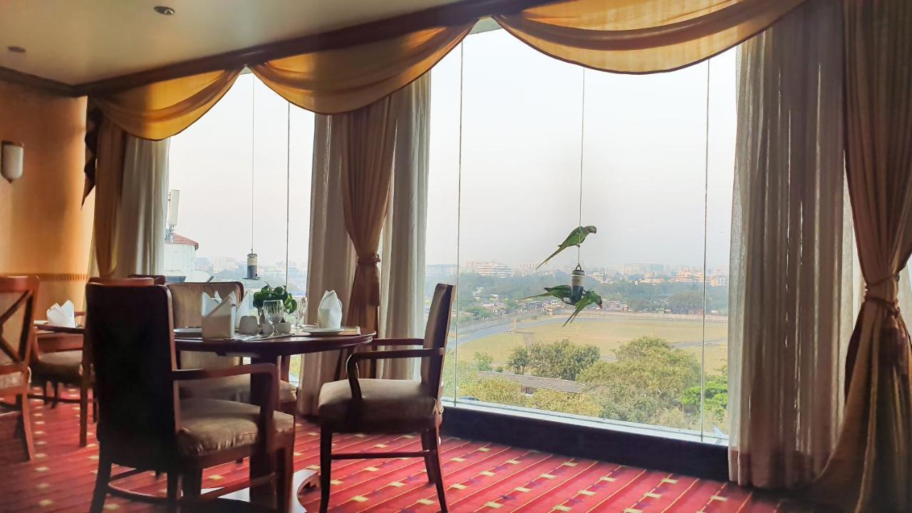 The Orchid Hotel Mumbai Vile Parle Eksteriør billede Parrots at the hotel