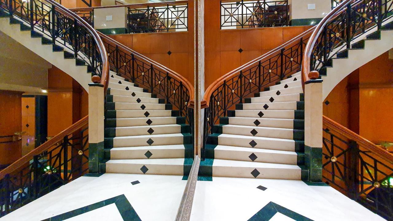 The Orchid Hotel Mumbai Vile Parle Eksteriør billede Stairs in the lobby