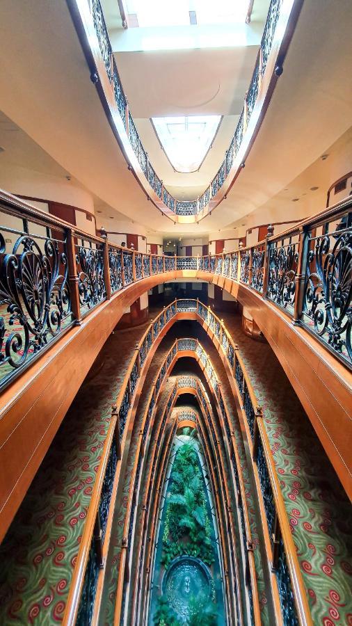 The Orchid Hotel Mumbai Vile Parle Eksteriør billede The spiral staircase