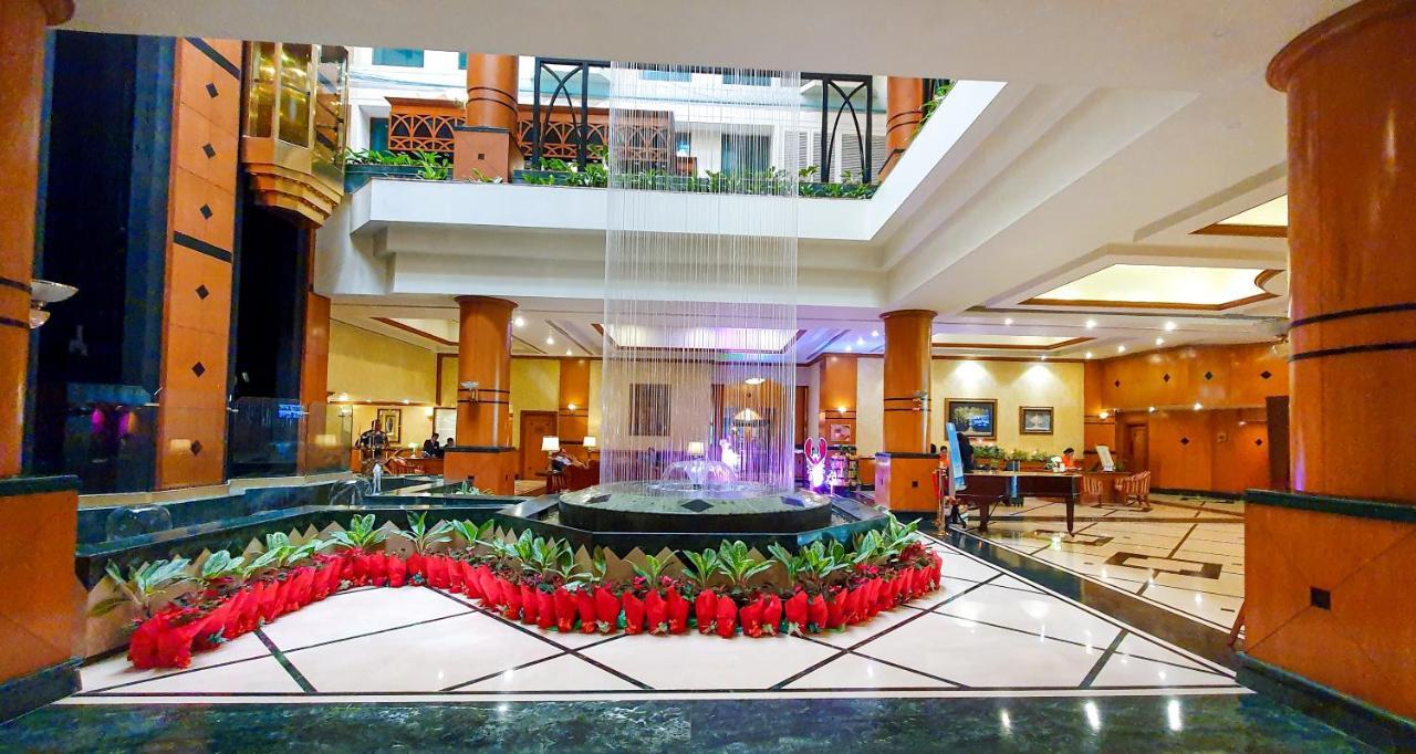 The Orchid Hotel Mumbai Vile Parle Eksteriør billede The lobby of the hotel
