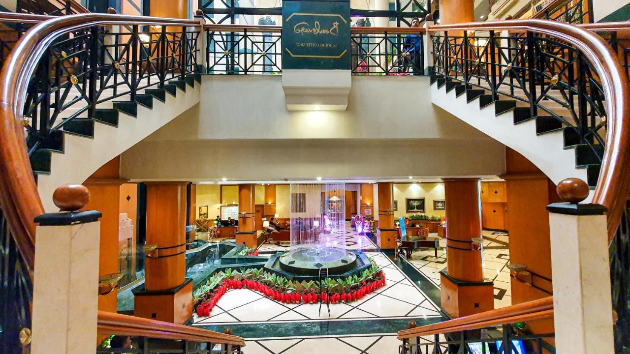The Orchid Hotel Mumbai Vile Parle Eksteriør billede The lobby of the hotel