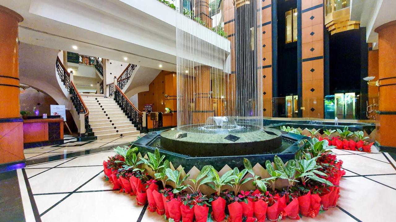 The Orchid Hotel Mumbai Vile Parle Eksteriør billede Fountain at the lobby