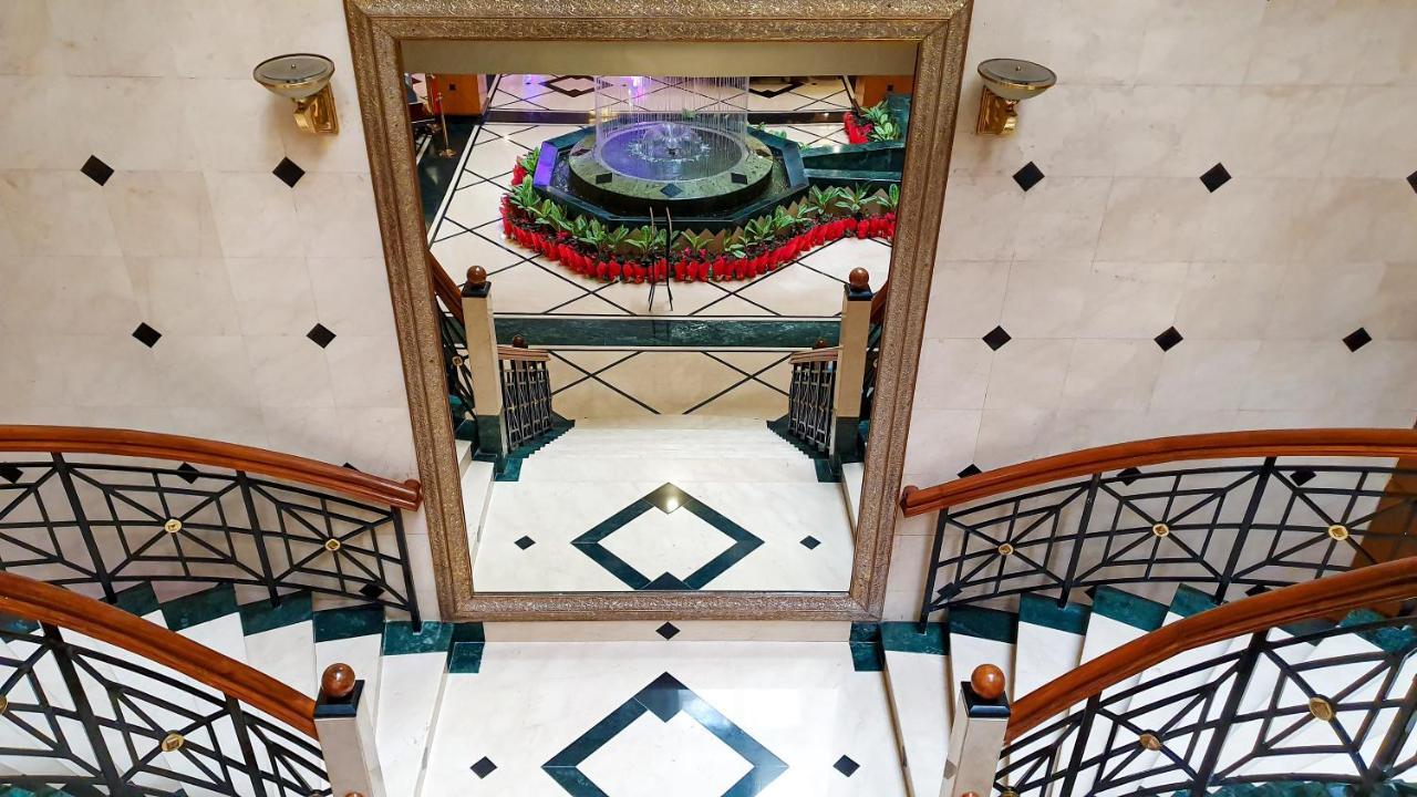 The Orchid Hotel Mumbai Vile Parle Eksteriør billede Fountain at the entrance of the hotel