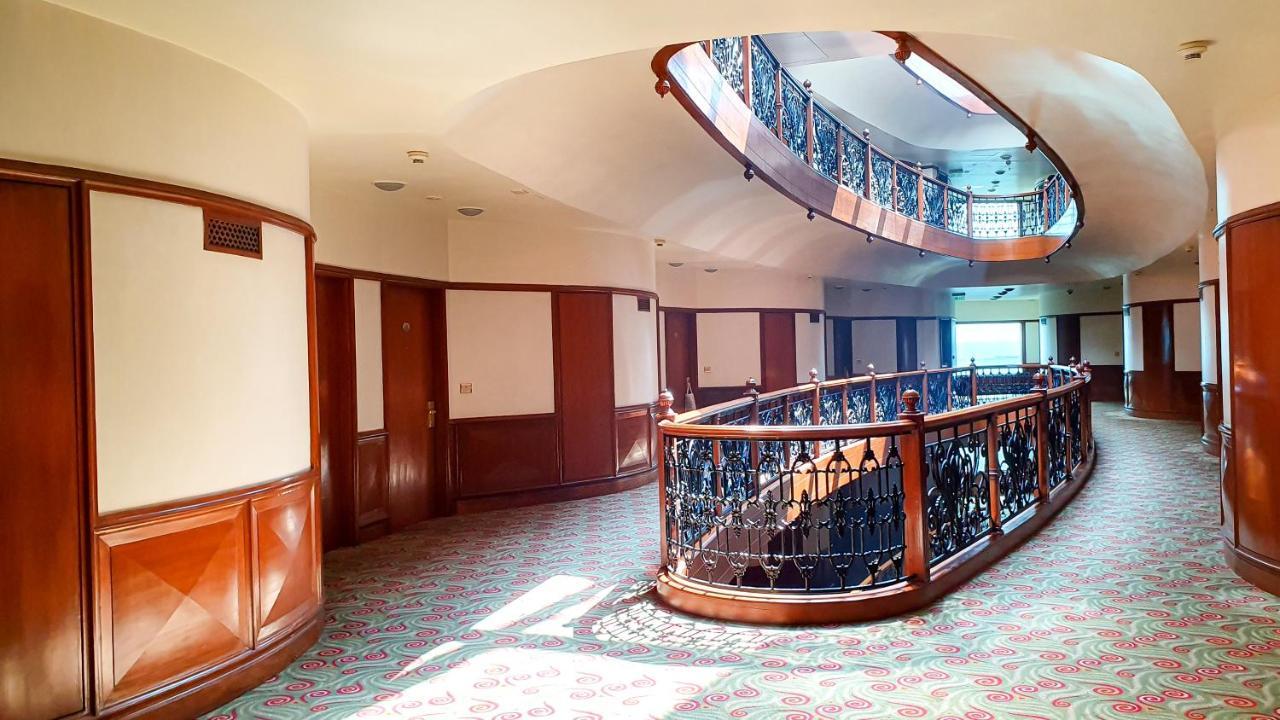 The Orchid Hotel Mumbai Vile Parle Eksteriør billede Interior of the hotel