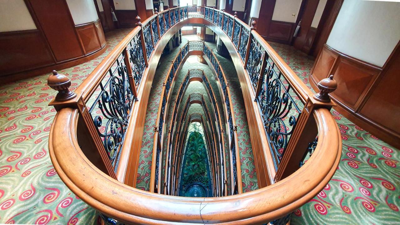 The Orchid Hotel Mumbai Vile Parle Eksteriør billede The staircase