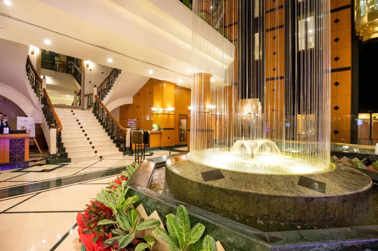 The Orchid Hotel Mumbai Vile Parle Eksteriør billede Fountain at the lobby